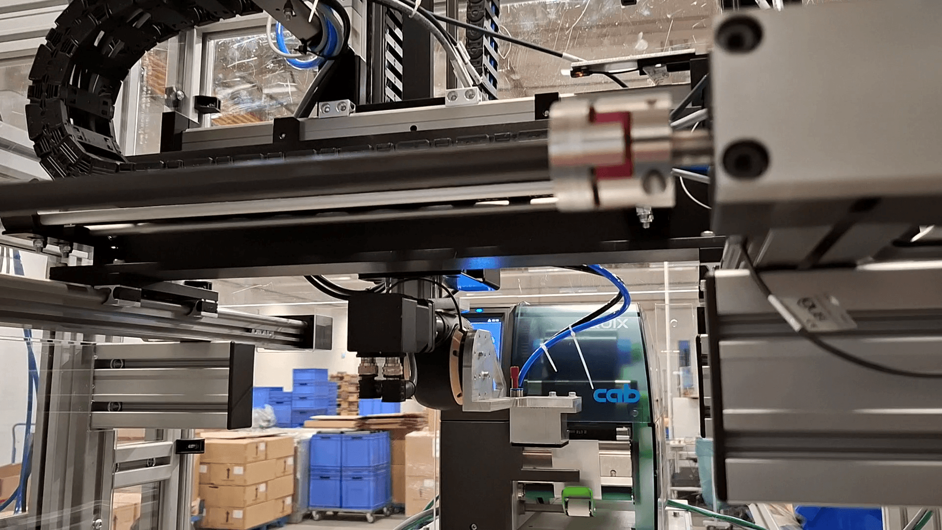 Automated labeling with igus room gantry and a cab label printer