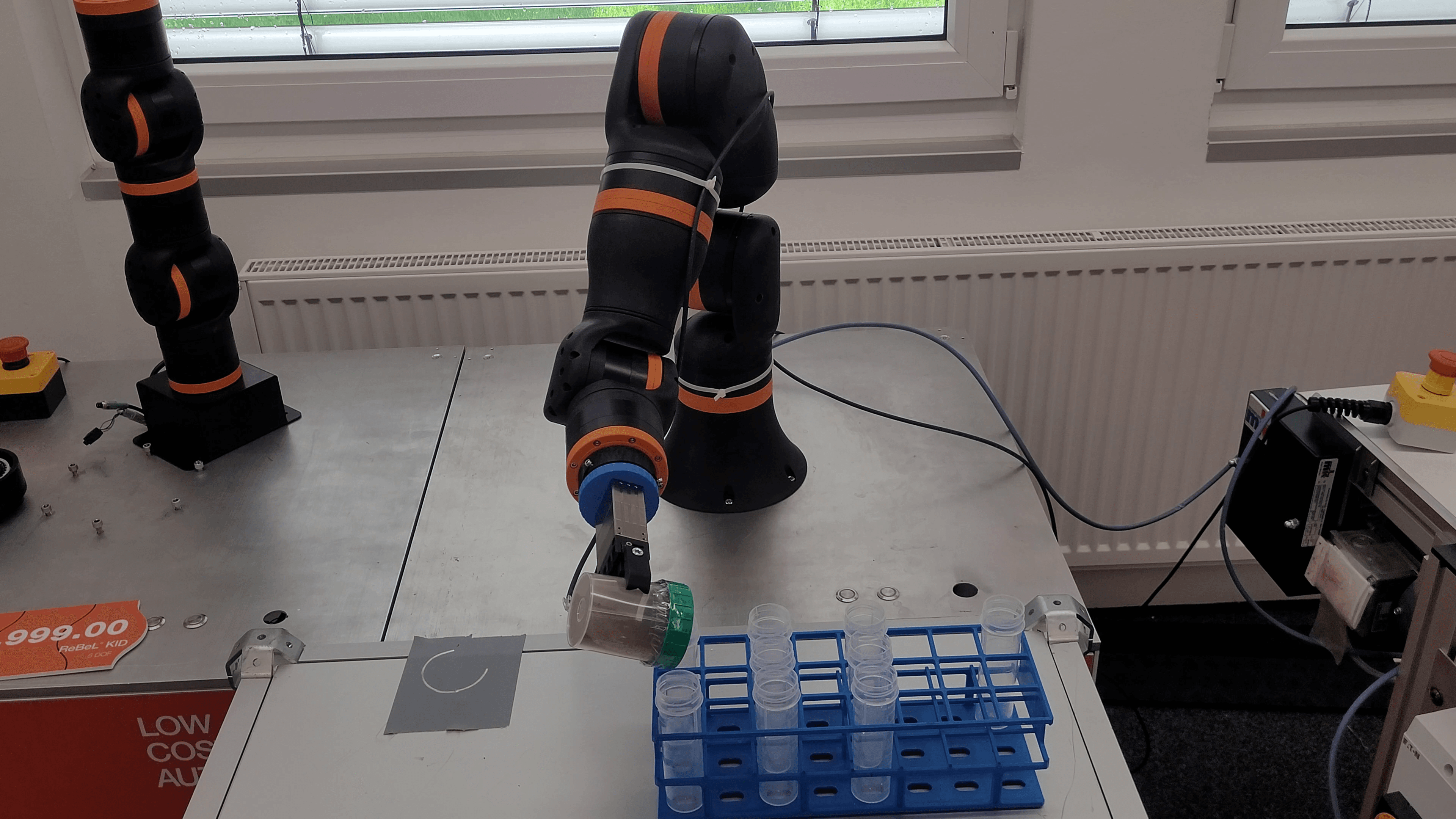 Pulver Dosierung mit igus 6-Achsroboter